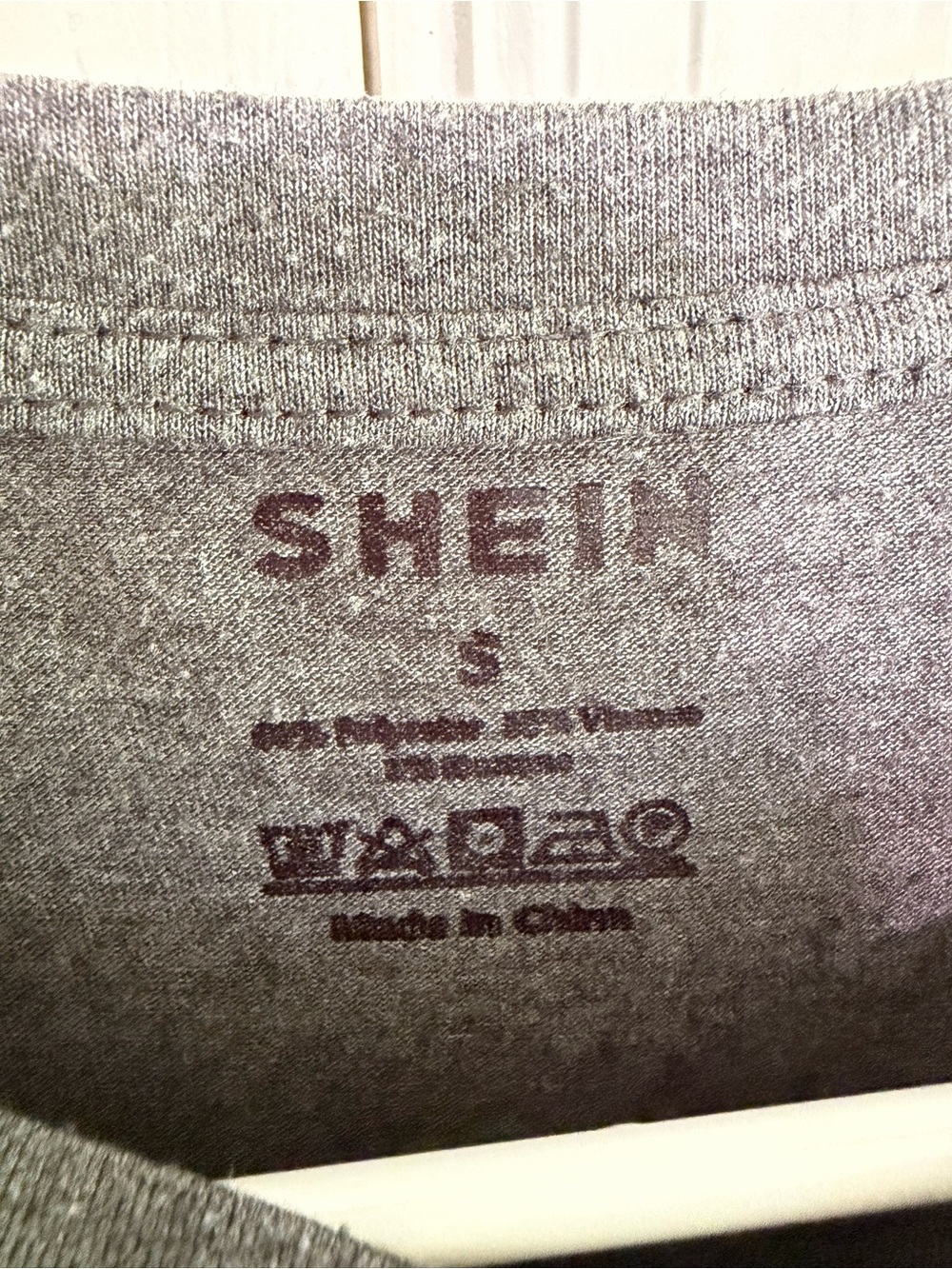 SHEIN Charcoal Graphic Tee with Pastel Beach Print - Picture 4 of 4
